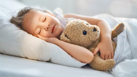 Kleines Mädchen liegt schlafend im Bett