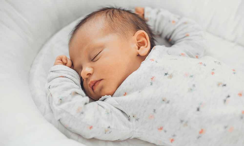 Baby schläft friedlich in der Wiege