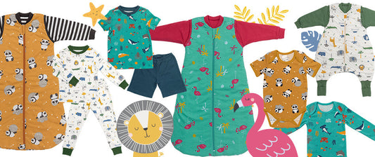 Verschiedene bunte Kinderkleidungsstücke und Schlafsäcke mit Tiermotiven, darunter Pandas, Flamingos und Löwen, sind auf einem weißen Hintergrund angeordnet.