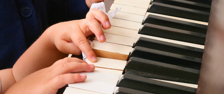 Kinderhände und Klaviertasten