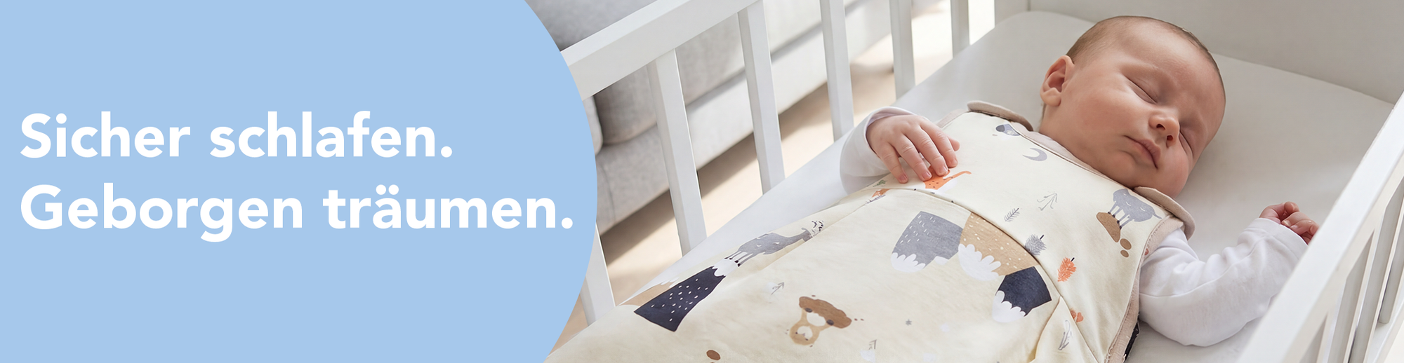 Neugeborenes Baby liegt kuschelig im Schlummersack Newborn Schlafsack