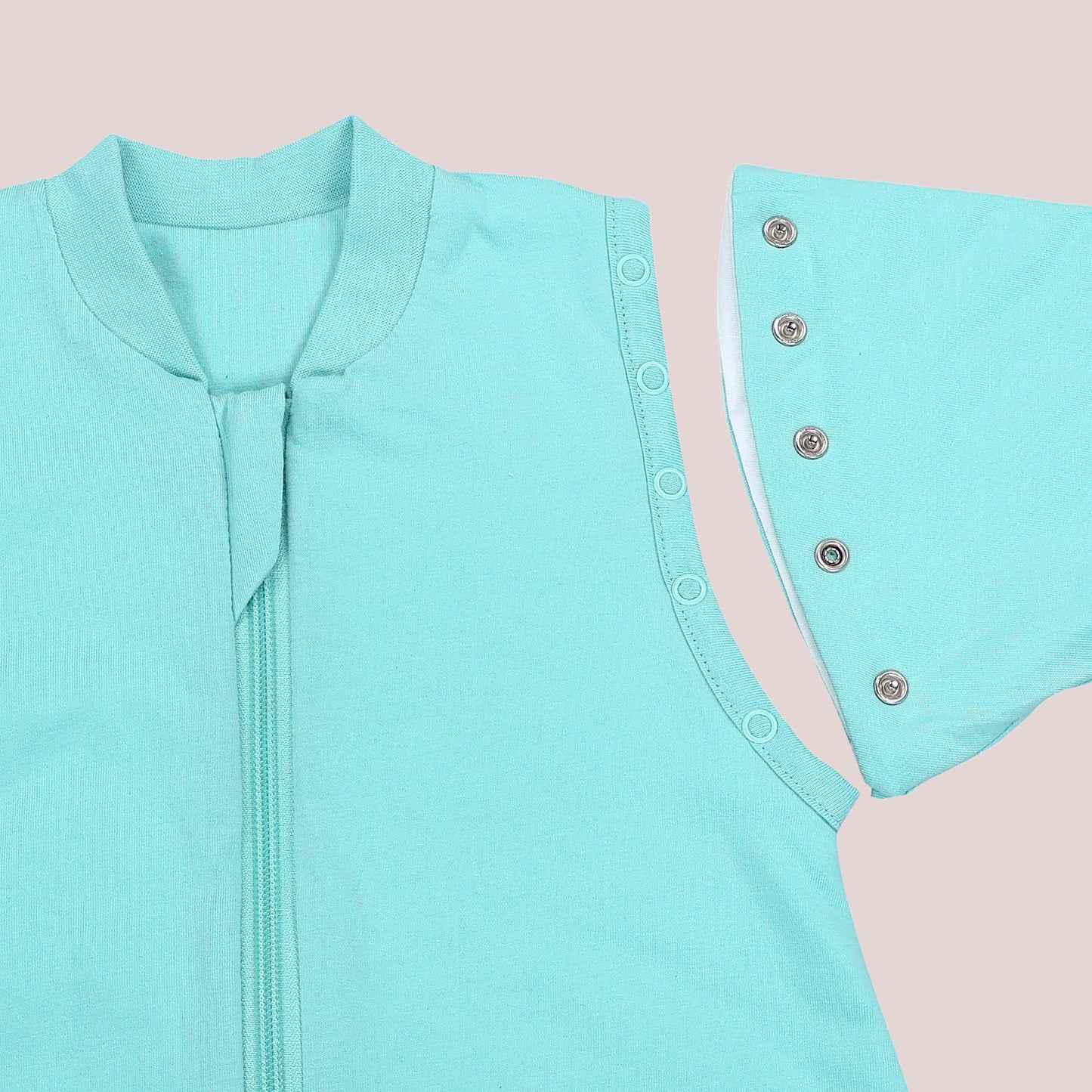 Schlafsack mit Füßen umklappbaren Bündchen und Ärmeln 1.0 TOG_Aqua_Armausschnitt_1200