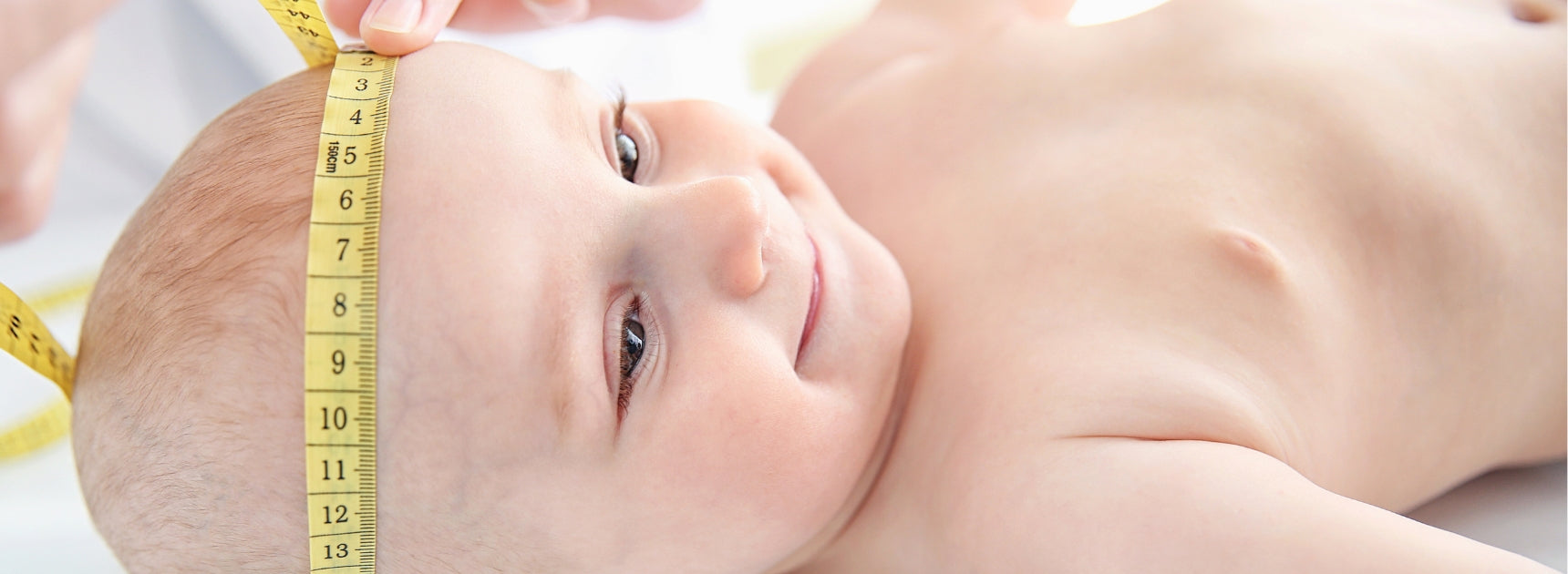 Kopfumfang vom Baby wird gemessen