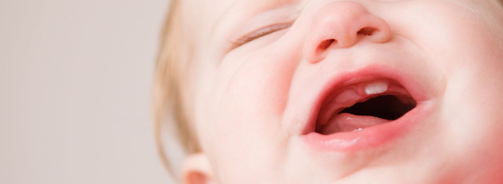 Baby mit einem Zahn