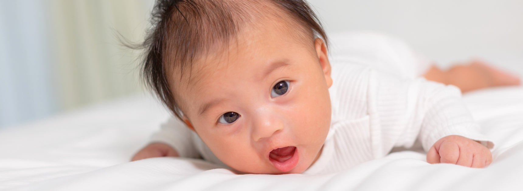 Baby hebt Köpfchen